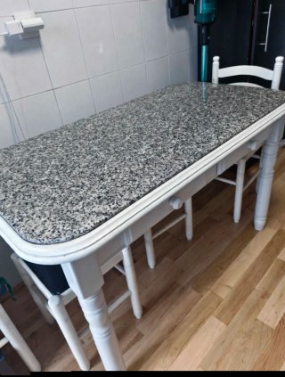 Mesa de cocina con tapa de mármol