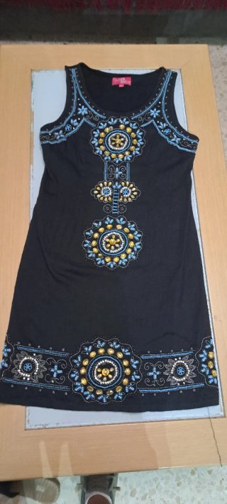 Vestido de verano negro con adornos