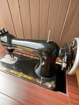 Máquina de Coser Hexagon con Mueble