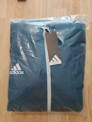 Abrigo Adidas, talla M. Nuevo