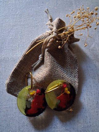 Orecchini artigianali in resina con fiori