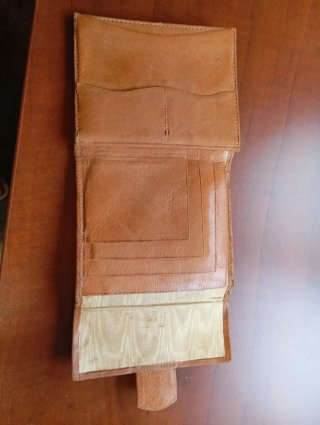 Cartera de piel marrón con diseño grabado