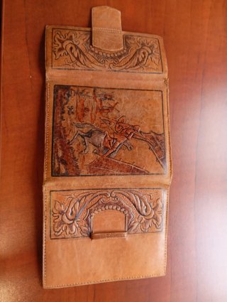 Cartera de piel marrón con diseño grabado