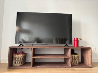 Mueble de TV de madera maciza color nogal