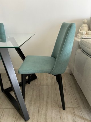 Mesa cristal y 4 sillas diseño moderno