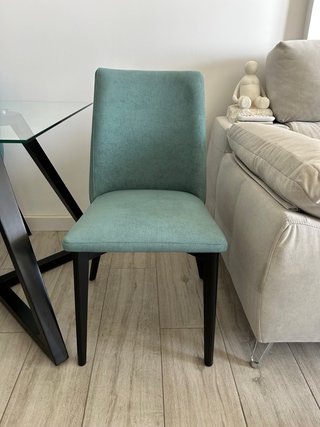 Mesa cristal y 4 sillas diseño moderno