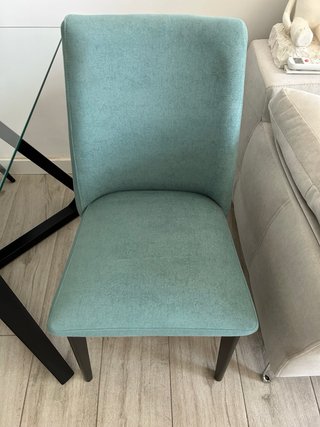 Mesa cristal y 4 sillas diseño moderno