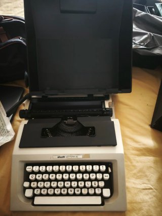 Máquina de escribir Olivetti Lettera 40