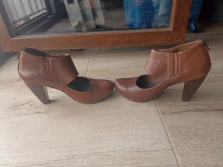 Zapatos de tacón marrones talla 37