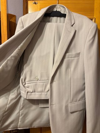 Traje Beige de Rayas