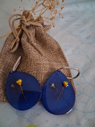 Orecchini in resina con fiori
