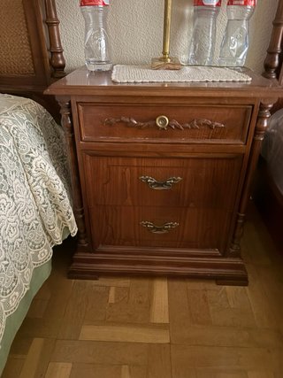 Cómoda de madera oscura