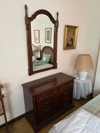 Cómoda de madera oscura