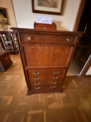 Cómoda de madera oscura