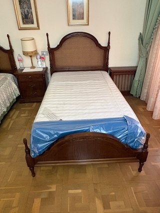 Cómoda de madera oscura