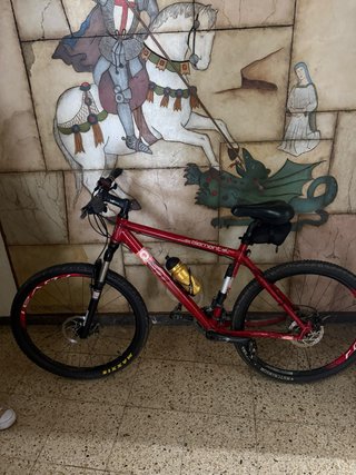 Bicicleta de montaña roja