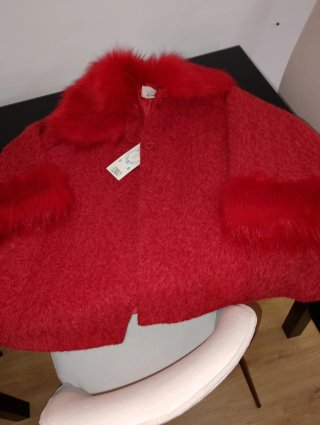 Abrigo Rojo con Detalles de Pelo nuevo con etiquet