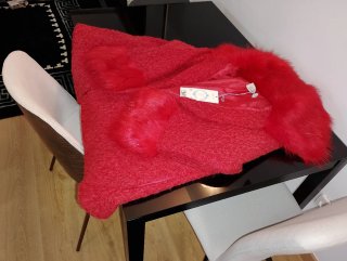 Abrigo Rojo con Detalles de Pelo nuevo con etiquet