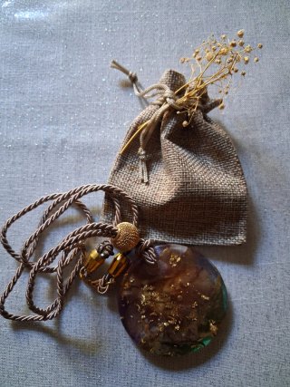 Collana artigianale in resina con fiori veri