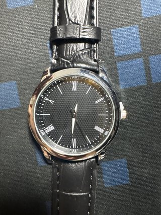 Reloj con Correa Negra y Esfera Texturizada