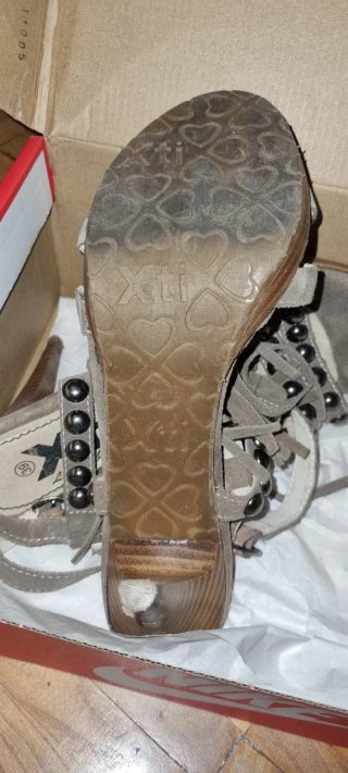 Sandalias de tacón camel con tachuelas