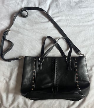 Bolso negro con tachuelas