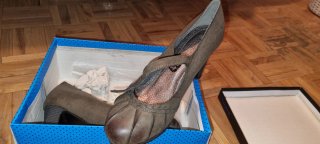Zapatos de salón grises y marrones