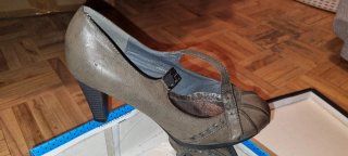 Zapatos de salón grises y marrones