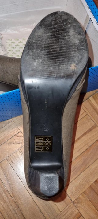 Zapatos de salón grises y marrones