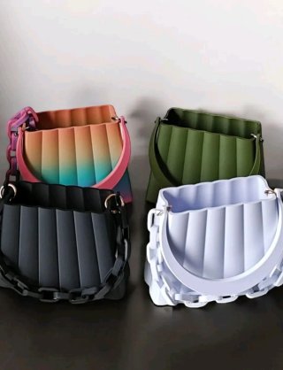 Bolso Rígido Plisado 3D con Cadena Eslabones