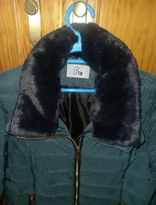 Cazadora verde con cuello pelo negro