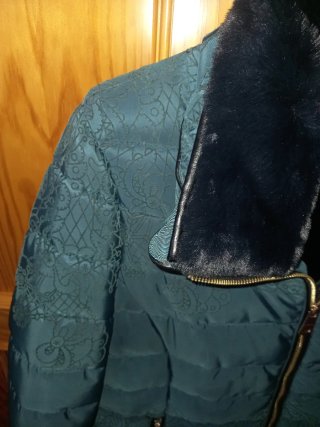 Cazadora verde con cuello pelo negro