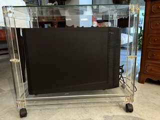 Mesa auxiliar de metacrilato con ruedas