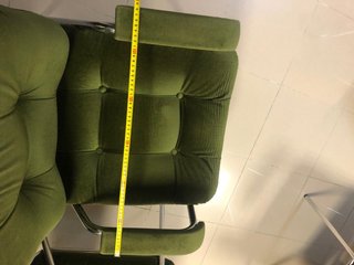 2 Sillas de terciopelo verde 40 euros cada una.