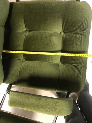 2 Sillas de terciopelo verde 40 euros cada una.
