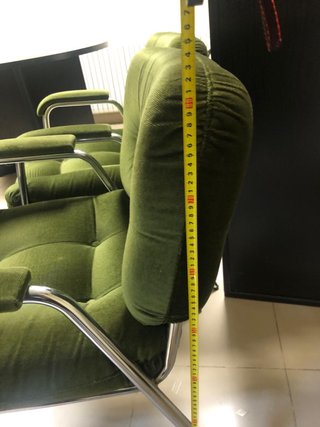 2 Sillas de terciopelo verde 40 euros cada una.
