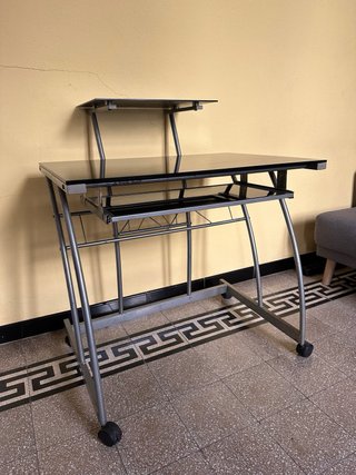 Scrivania porta PC in vetro e metallo