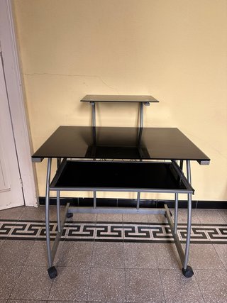 Scrivania porta PC in vetro e metallo