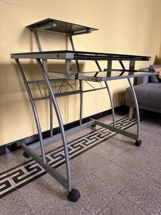 Scrivania porta PC in vetro e metallo