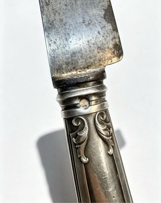 Cuchillo con mango de metal labrado