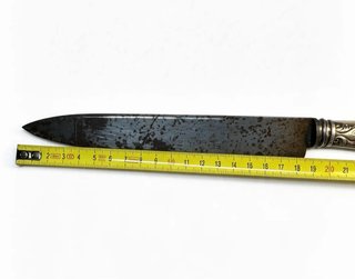 Cuchillo con mango de metal labrado