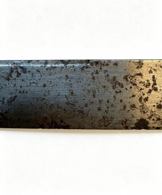 Cuchillo con mango de metal labrado