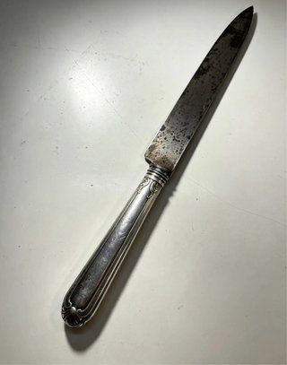 Cuchillo con mango de metal labrado