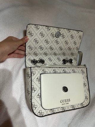 Bolso Guess Beige y Blanco.