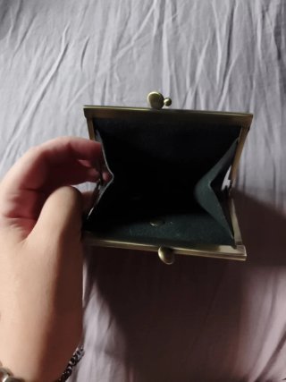 Cartera negra con gato