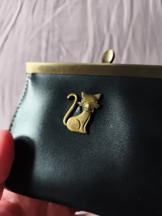 Cartera negra con gato