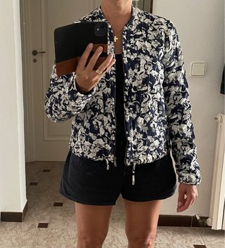 Chaqueta Acolchada Estampada Azul y Blanca