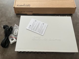 Router MikroTik CCR1072-1G-8S+ RouterOSL6