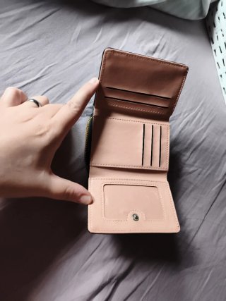 Cartera negra acolchada con cremallera para moneda