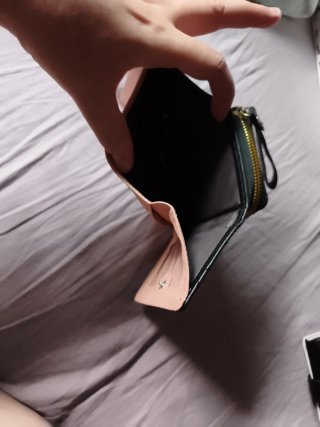 Cartera negra acolchada con cremallera para moneda